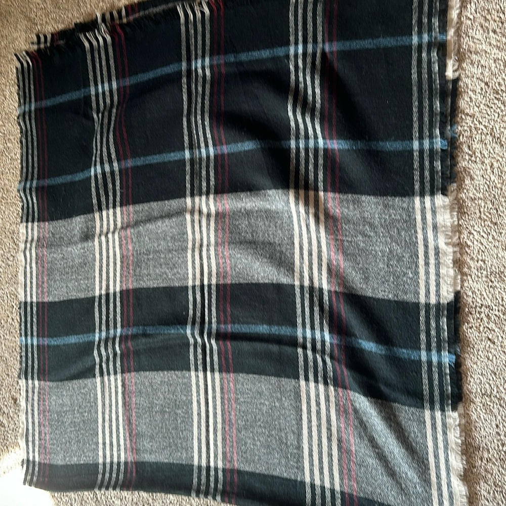 Wool woven scarf.